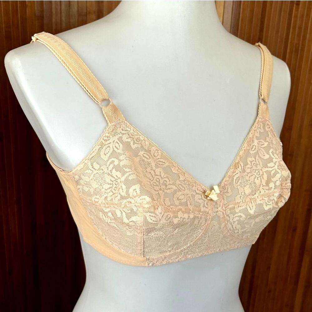 Vintage Late 1970s Vassarette Peach Lace Underwire Bra 34B